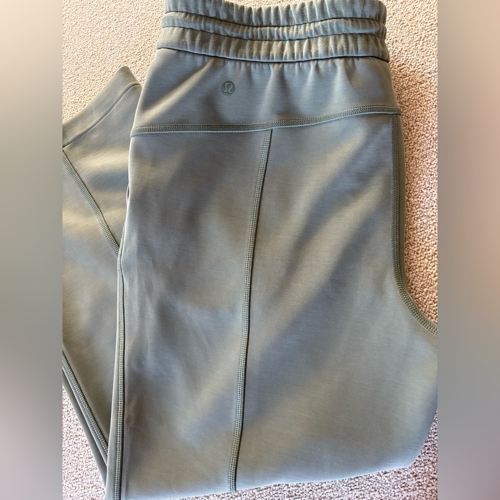 Lululemon cropped Softstreme HR straight leg